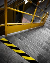 Marcaje de piso para rutas de evacuación