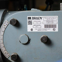 Una etiqueta metálica en una pieza de equipo industrial.