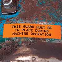 Una etiqueta resistente colocada en una máquina oxidada