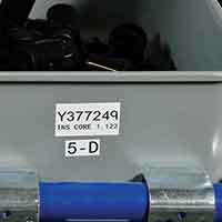 Una etiqueta multiusos usada en un recipiente de materiales