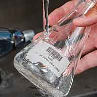 Una etiqueta de papel a prueba de agua colocada en un matraz de cristal