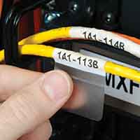 Etiquetas envolventes colocadas de forma limpia en alambres