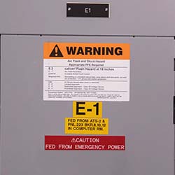 Una caja de interruptores con una etiqueta de advertencia.