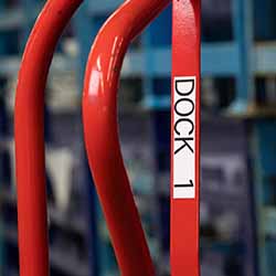 Un muelle de carga claramente etiquetado.