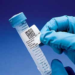 Un vial criogénico etiquetado con un código de barras.