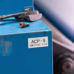 Una máquina marcada con una placa de identificación.