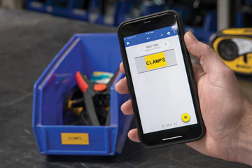 Una persona sosteniendo un teléfono inteligente que está ejecutando la aplicación móvil Express Labels.