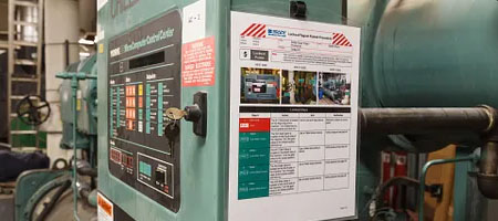 Un procedimiento de bloqueo colocado en una máquina de fabricación industrial.