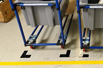 Un área para carritos está marcada de forma ordenada usando cinta de piso.