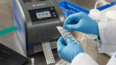 Muestras biológicas, viales, portaobjetos y equipos clínicos correctamente identificados con etiquetas en un entorno de laboratorio.