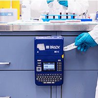 Un químico toma una etiqueta de una impresora.