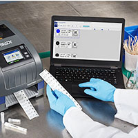 Un técnico de laboratorio imprime etiquetas utilizando Brady Workstation.