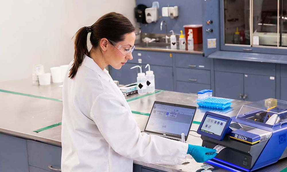 Un químico imprime una etiqueta utilizando la impresora de inyección de tinta J7300 y el software Brady Workstation..