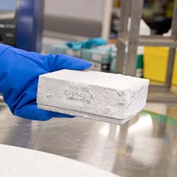 Una caja llena de viales criogénicos.