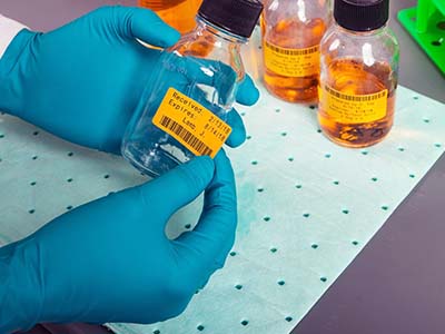 Frasco lleno de líquido sobre una toalla absorbente.