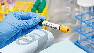 Un químico escanea un código de barras en un vial.