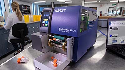 Una impresora automática de etiquetas Wraptor.