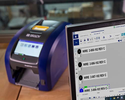Software de etiquetas en primer plano y la i5300 en el fondo.