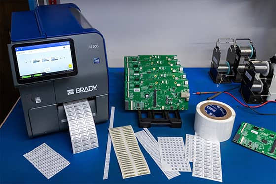 Un trabajador aplica una tarjeta de activos en una laptop.