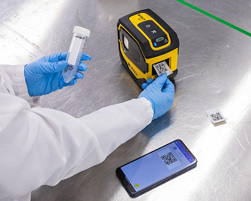 Una etiqueta de vial con QR siendo impresa en la impresora M511.