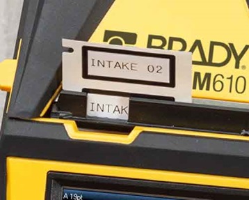 Etiquetas recién impresas saliendo de la M610. 