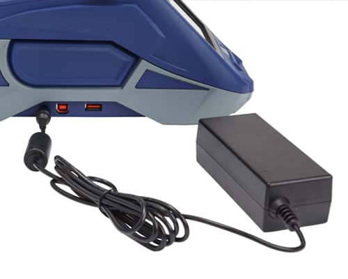 Una impresora Brady M610 siendo cargada en un auto.