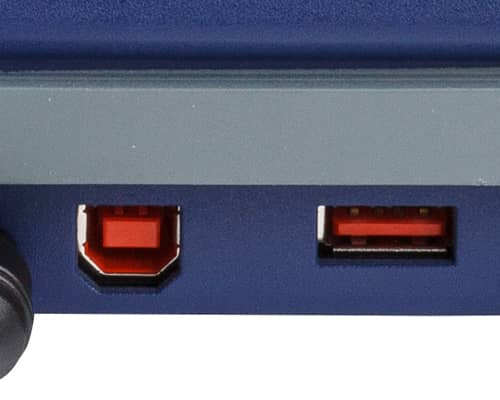 Una vista lateral de la impresora Brady M610 mostrando su puerto USB.