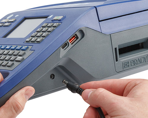 Puertos USB-A y USB-C en el costado de la impresora M710.