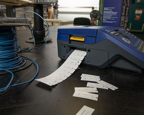 Una M710 imprimiendo un rollo de etiquetas termocontráctiles.