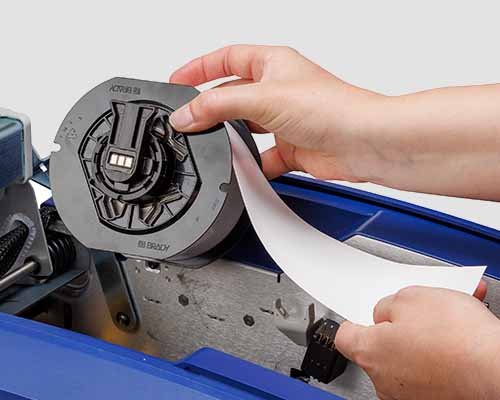 Una persona cambiando el sustrato de una etiqueta en una S3700.