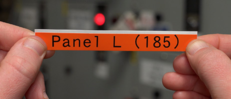 Etiqueta M21 anaranjada con la escritura "Panel L (185)"