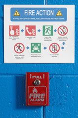 Etiqueta a colores con pasos para acciones en caso de incendio