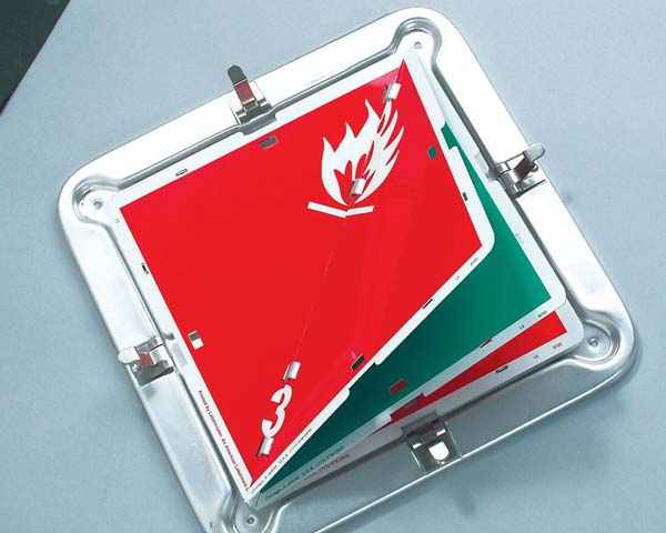 Un soporte plegable para señales de materiales peligrosos del Departamento de Transporte (DOT), para mostrar información de seguridad importante durante el transporte de materiales peligrosos.