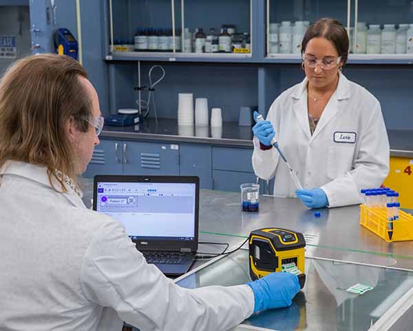 Un empleado que crea diligentemente un documento de cadena de custodia, garantizando un seguimiento seguro y la responsabilidad en el proceso.