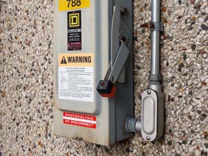 Vista detallada de un panel eléctrico con etiquetas eléctricas adheridas que proporcionan valiosas señales de advertencia.