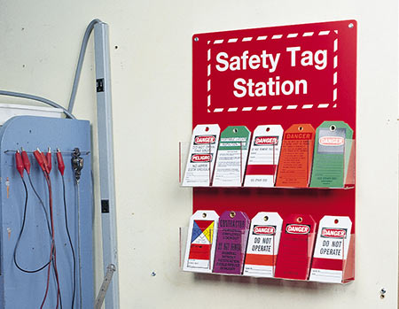 Imagen de una estación de tarjetas de seguridad en una pared con muchas tarjetas