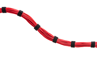 Cable eléctrico con sujetador de velcro aislado en un fondo blanco.