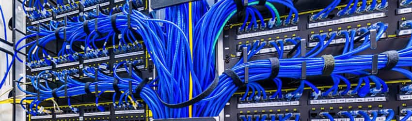 Ejemplo de una caja de cables organizada perfectamente con cientos de cables etiquetados cuidadosamente.