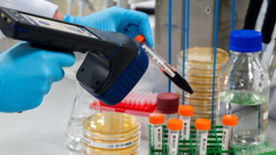 Equipo automatizado de laboratorio procesando de forma eficiente y precisa múltiples viales con muestras biológicas.