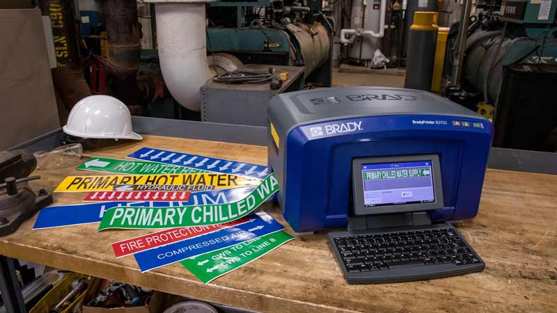 Impresora de etiquetas S3700 con etiquetas impresas en color.