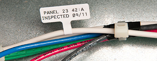 Múltiples cables con diferentes colores. El alambre blanco tiene una etiqueta que dice Panel 23 42:A Inspeccionado el 11/09