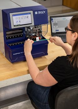 Impresora aplicadora de banderas BradyPrinter A5500