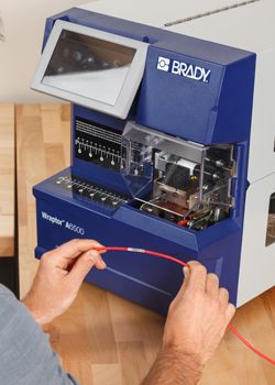 Impresora aplicadora de etiquetas envolventes Brady Wraptor™ A6500
