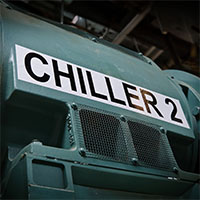 Una máquina está etiquetada como 'Chiller 2'.