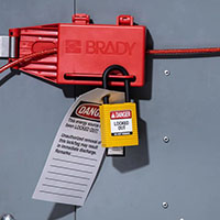 Una etiqueta de bloqueo de panel realzado.