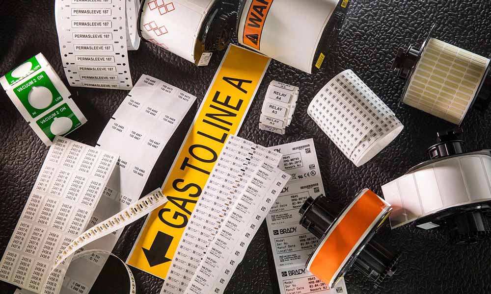 Un collage de etiquetas Serie B30, cubriendo una amplia gama de aplicaciones.