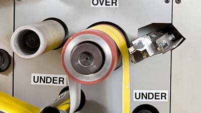 Las etiquetas muestran la dirección de salida de una máquina rollo a rollo.