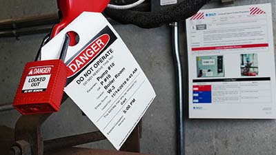 Una tarjeta impresa adherida a un candado.