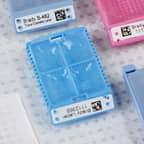 Un casete de tejido identificado con una etiqueta blanca. 