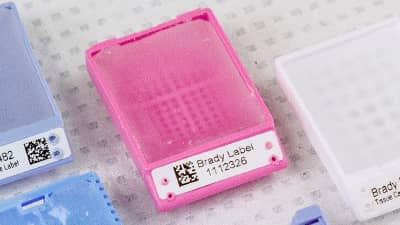 Un casete de tejido identificado con una etiqueta blanca.